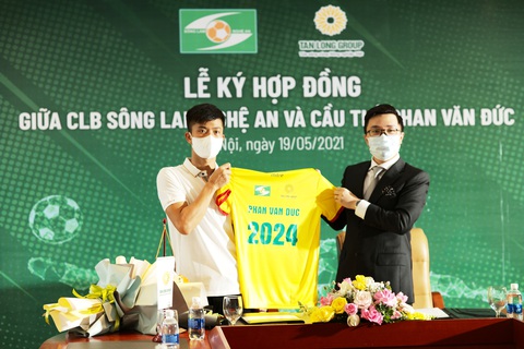 Phan Văn Đức ký hợp đồng ở lại Sông Lam Nghệ An thêm 3 năm - Ảnh 2. Phan Văn Đức ký hợp đồng ở lại Sông Lam Nghệ An thêm 3 năm - Ảnh 2.