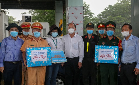 Lãnh đạo TP.HCM thăm, động viên lực lượng phòng chống COVID-19 tại các chốt kiểm dịch - Ảnh 1. Lãnh đạo TP.HCM thăm, động viên lực lượng phòng chống COVID-19 tại các chốt kiểm dịch - Ảnh 1.