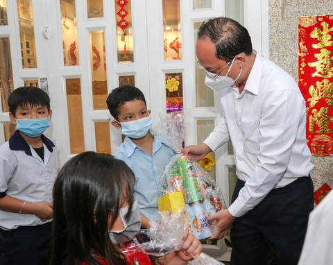 Lãnh đạo TP.HCM thăm, động viên lực lượng phòng chống COVID-19 tại các chốt kiểm dịch - Ảnh 2. Lãnh đạo TP.HCM thăm, động viên lực lượng phòng chống COVID-19 tại các chốt kiểm dịch - Ảnh 2.