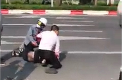 Khen thưởng người giúp tài xế taxi bị đâm khống chế tên cướp - Ảnh 1. Khen thưởng người giúp tài xế taxi bị đâm khống chế tên cướp - Ảnh 1.