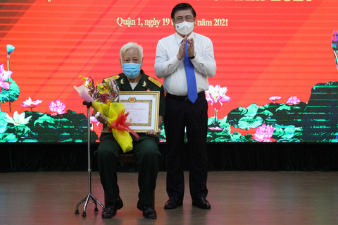 Chủ tịch UBND TP.HCM trao huy hiệu cho đảng viên lão thành - Ảnh 1. Chủ tịch UBND TP.HCM trao huy hiệu cho đảng viên lão thành - Ảnh 1.