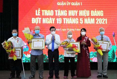 Chủ tịch UBND TP.HCM trao huy hiệu cho đảng viên lão thành - Ảnh 2. Chủ tịch UBND TP.HCM trao huy hiệu cho đảng viên lão thành - Ảnh 2.