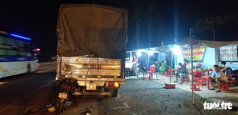 Tông vào đuôi xe tải đậu ven đường, 1 người chết, 1 người bị thương - Ảnh 1. Tông vào đuôi xe tải đậu ven đường, 1 người chết, 1 người bị thương - Ảnh 1.