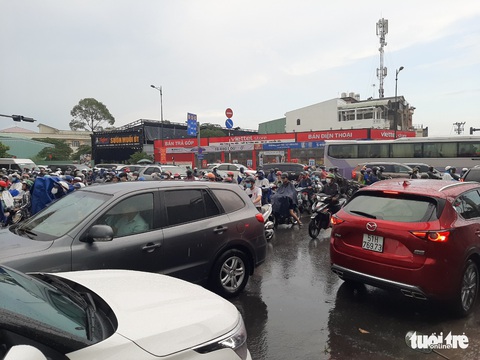 Mưa như trút nước, ‘rốn ngập’ chợ Thủ Đức lại cuồn cuộn nước - Ảnh 3. Mưa như trút nước, ‘rốn ngập’ chợ Thủ Đức lại cuồn cuộn nước - Ảnh 3.