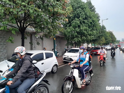 Mưa như trút nước, ‘rốn ngập’ chợ Thủ Đức lại cuồn cuộn nước - Ảnh 4. Mưa như trút nước, ‘rốn ngập’ chợ Thủ Đức lại cuồn cuộn nước - Ảnh 4.