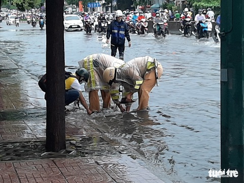 Mưa như trút nước, ‘rốn ngập’ chợ Thủ Đức lại cuồn cuộn nước - Ảnh 5. Mưa như trút nước, ‘rốn ngập’ chợ Thủ Đức lại cuồn cuộn nước - Ảnh 5.