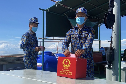 Chiến sĩ tàu hải quân 792 bầu cử sớm trên biển - Ảnh 1. Chiến sĩ tàu hải quân 792 bầu cử sớm trên biển - Ảnh 1.
