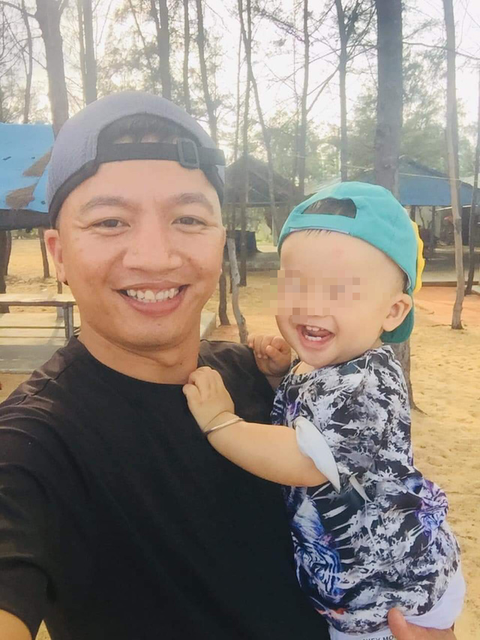 Tài xế bắt gặp bé 2 tuổi lang thang lúc 1h sáng: Nhìn cháu bơ vơ giữa đường, tôi sốt ruột lắm - Ảnh 4. Tài xế bắt gặp bé 2 tuổi lang thang lúc 1h sáng: Nhìn cháu bơ vơ giữa đường, tôi sốt ruột lắm - Ảnh 4.