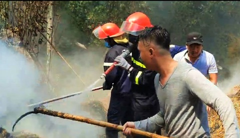 Cháy lớn tại kho chứa rơm trồng nấm, chủ nhà bị bỏng phải đi cấp cứu - Ảnh 5. Cháy lớn tại kho chứa rơm trồng nấm, chủ nhà bị bỏng phải đi cấp cứu - Ảnh 5.
