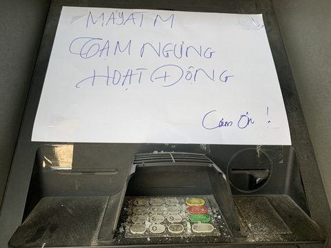 Hàng loạt trụ ATM bị đập phá tại Bình Dương - Ảnh 3. Hàng loạt trụ ATM bị đập phá tại Bình Dương - Ảnh 3.