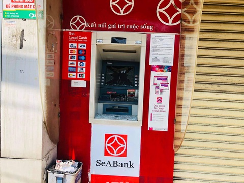 Hàng loạt trụ ATM bị đập phá tại Bình Dương - Ảnh 4. Hàng loạt trụ ATM bị đập phá tại Bình Dương - Ảnh 4.