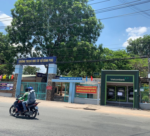 Hàng loạt trụ ATM bị đập phá tại Bình Dương - Ảnh 1. Hàng loạt trụ ATM bị đập phá tại Bình Dương - Ảnh 1.