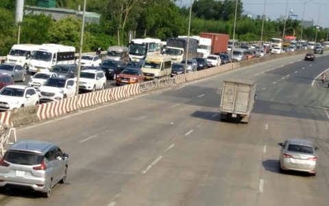 Vũng Tàu về Sài Gòn kẹt xe, liên tục xả trạm thu phí trên QL51 - Ảnh 1. Vũng Tàu về Sài Gòn kẹt xe, liên tục xả trạm thu phí trên QL51 - Ảnh 1.