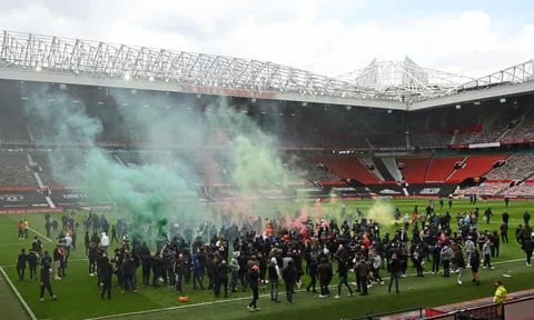 CĐV Man Utd xuống sân tỏ rõ giận dữ, trận gặp Liverpool nguy cơ hoãn - Ảnh 2. CĐV Man Utd xuống sân tỏ rõ giận dữ, trận gặp Liverpool nguy cơ hoãn - Ảnh 2.
