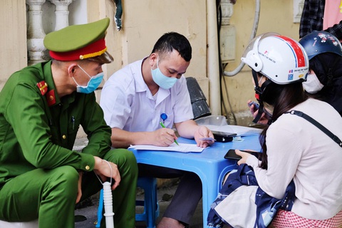 Hà Nội: 134 người không đeo khẩu trang bị phạt hơn 300 triệu, có cả người nước ngoài - Ảnh 1. Hà Nội: 134 người không đeo khẩu trang bị phạt hơn 300 triệu, có cả người nước ngoài - Ảnh 1.
