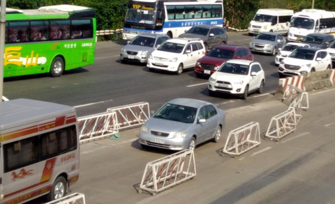 Vũng Tàu về Sài Gòn kẹt xe, liên tục xả trạm thu phí trên QL51 - Ảnh 2. Vũng Tàu về Sài Gòn kẹt xe, liên tục xả trạm thu phí trên QL51 - Ảnh 2.
