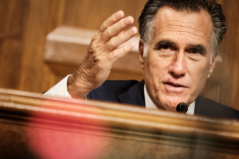 Thượng nghị sĩ Romney bị chửi đồ phản bội vì chống ông Trump - Ảnh 1. Thượng nghị sĩ Romney bị chửi đồ phản bội vì chống ông Trump - Ảnh 1.