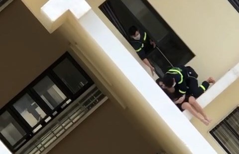 Cảnh sát cứu cô gái ngồi ngoài bancông tầng 18 có ý định tự tử - Ảnh 2. Cảnh sát cứu cô gái ngồi ngoài bancông tầng 18 có ý định tự tử - Ảnh 2.