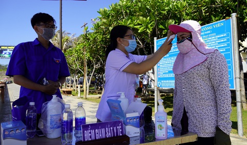 Biển Vũng Tàu đã vắng khách, quyền chủ tịch thành phố ra túc trực chống dịch - Ảnh 3. Biển Vũng Tàu đã vắng khách, quyền chủ tịch thành phố ra túc trực chống dịch - Ảnh 3.