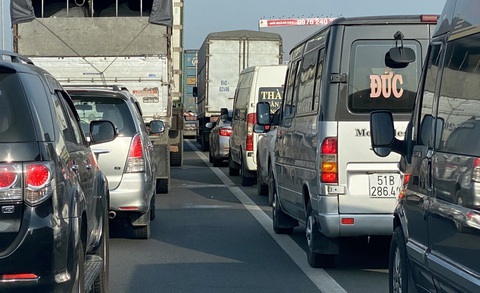 Vũng Tàu về Sài Gòn kẹt xe, liên tục xả trạm thu phí trên QL51 - Ảnh 3. Vũng Tàu về Sài Gòn kẹt xe, liên tục xả trạm thu phí trên QL51 - Ảnh 3.