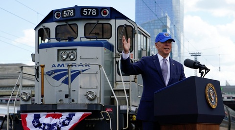 Ông Biden đầu tư cho xe lửa kiểu ăn chắc mặc bền - Ảnh 1. Ông Biden đầu tư cho xe lửa kiểu ăn chắc mặc bền - Ảnh 1.