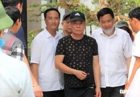 Nghi phạm bắn chết 2 người ở Nghệ An tay không bị còng: Giải thích có gì đó sai sai - Ảnh 1. Nghi phạm bắn chết 2 người ở Nghệ An tay không bị còng: Giải thích có gì đó sai sai - Ảnh 1.