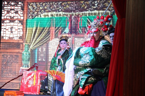 Tú Sương diễn cùng con gái trong đêm hát của gia tộc - Ảnh 3. Tú Sương diễn cùng con gái trong đêm hát của gia tộc - Ảnh 3.