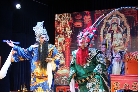 Tú Sương diễn cùng con gái trong đêm hát của gia tộc - Ảnh 4. Tú Sương diễn cùng con gái trong đêm hát của gia tộc - Ảnh 4.