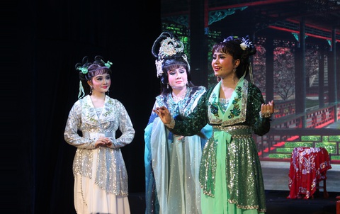 Tú Sương diễn cùng con gái trong đêm hát của gia tộc - Ảnh 1. Tú Sương diễn cùng con gái trong đêm hát của gia tộc - Ảnh 1.
