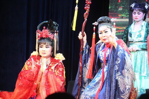 Tú Sương diễn cùng con gái trong đêm hát của gia tộc - Ảnh 2. Tú Sương diễn cùng con gái trong đêm hát của gia tộc - Ảnh 2.