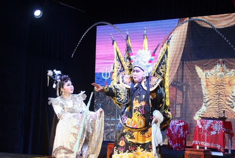 Tú Sương diễn cùng con gái trong đêm hát của gia tộc - Ảnh 7. Tú Sương diễn cùng con gái trong đêm hát của gia tộc - Ảnh 7.