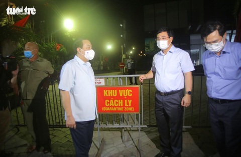 Lãnh đạo Hà Nội đến kiểm tra cách ly chung cư có nữ bệnh nhân COVID-19 - Ảnh 1. Lãnh đạo Hà Nội đến kiểm tra cách ly chung cư có nữ bệnh nhân COVID-19 - Ảnh 1.