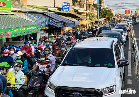 Các cửa ngõ Sài Gòn đã bắt đầu ngập xe về sớm vì sợ kẹt xe - Ảnh 2. Các cửa ngõ Sài Gòn đã bắt đầu ngập xe về sớm vì sợ kẹt xe - Ảnh 2.