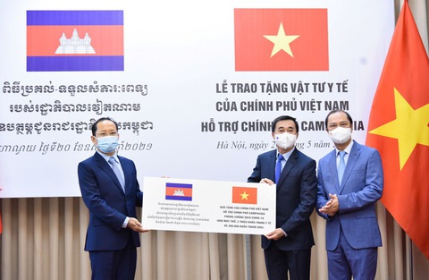 Việt Nam tặng vật tư y tế hỗ trợ Campuchia ứng phó COVID-19 - Ảnh 1. Việt Nam tặng vật tư y tế hỗ trợ Campuchia ứng phó COVID-19 - Ảnh 1.