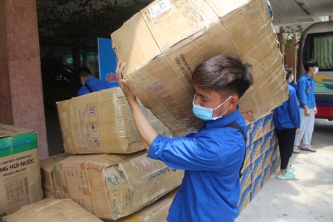 Chuyển hàng ngàn nhu yếu phẩm đến lực lượng tuyến đầu chống dịch Bắc Giang - Ảnh 1. Chuyển hàng ngàn nhu yếu phẩm đến lực lượng tuyến đầu chống dịch Bắc Giang - Ảnh 1.
