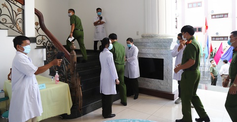 Lực lượng vũ trang Cần Thơ bầu cử sớm, nghiêm ngặt công tác phòng dịch - Ảnh 4. Lực lượng vũ trang Cần Thơ bầu cử sớm, nghiêm ngặt công tác phòng dịch - Ảnh 4.