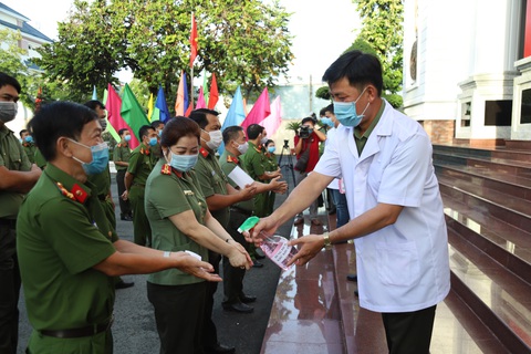 Lực lượng vũ trang Cần Thơ bầu cử sớm, nghiêm ngặt công tác phòng dịch - Ảnh 1. Lực lượng vũ trang Cần Thơ bầu cử sớm, nghiêm ngặt công tác phòng dịch - Ảnh 1.