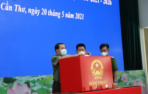 Lực lượng vũ trang Cần Thơ bầu cử sớm, nghiêm ngặt công tác phòng dịch - Ảnh 2. Lực lượng vũ trang Cần Thơ bầu cử sớm, nghiêm ngặt công tác phòng dịch - Ảnh 2.