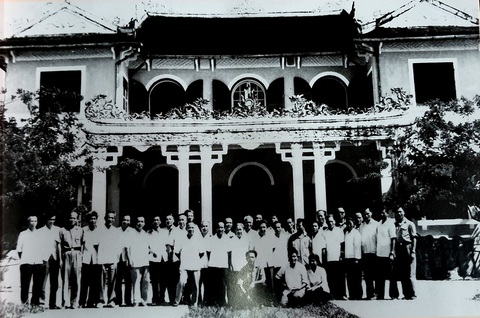45 năm cuộc bầu cử trên non sông thống nhất - Kỳ 4: Ba tỉnh, hai miền và một nước Việt - Ảnh 2. 45 năm cuộc bầu cử trên non sông thống nhất - Kỳ 4: Ba tỉnh, hai miền và một nước Việt - Ảnh 2.