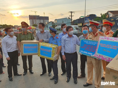 Chủ tịch UBND TP.HCM: Nhiệm vụ kiểm dịch tại cửa ngõ TP rất quan trọng - Ảnh 5. Chủ tịch UBND TP.HCM: Nhiệm vụ kiểm dịch tại cửa ngõ TP rất quan trọng - Ảnh 5.