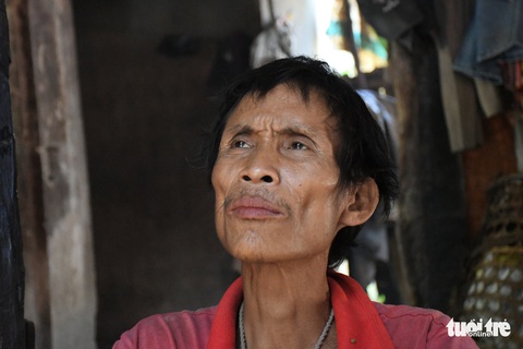 Người rừng Hồ Văn Lang bị ung thư, ánh mắt nhớ rừng, đôi chân mỏi mệt - Ảnh 1. Người rừng Hồ Văn Lang bị ung thư, ánh mắt nhớ rừng, đôi chân mỏi mệt - Ảnh 1.
