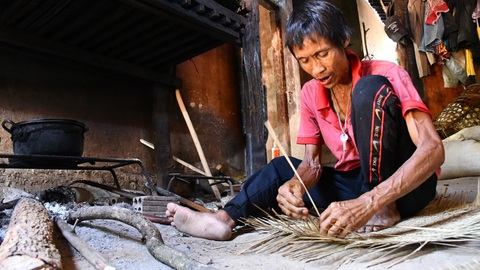 Người rừng Hồ Văn Lang bị ung thư, ánh mắt nhớ rừng, đôi chân mỏi mệt - Ảnh 3. Người rừng Hồ Văn Lang bị ung thư, ánh mắt nhớ rừng, đôi chân mỏi mệt - Ảnh 3.