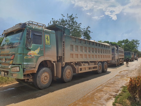 Người dân liên tiếp chặn xe thi công cao tốc Cam Lộ - La Sơn do khói bụi mù mịt - Ảnh 3. Người dân liên tiếp chặn xe thi công cao tốc Cam Lộ - La Sơn do khói bụi mù mịt - Ảnh 3.