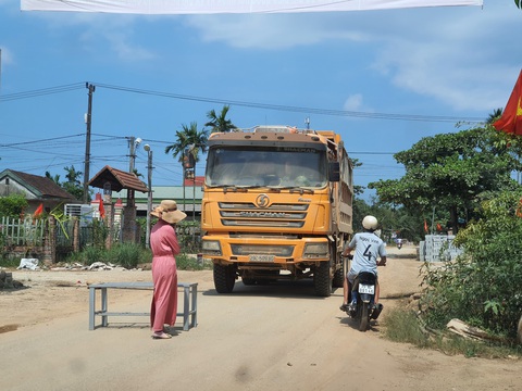 Người dân liên tiếp chặn xe thi công cao tốc Cam Lộ - La Sơn do khói bụi mù mịt - Ảnh 2. Người dân liên tiếp chặn xe thi công cao tốc Cam Lộ - La Sơn do khói bụi mù mịt - Ảnh 2.