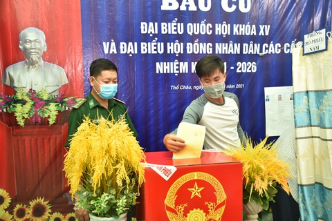 Cử tri xã đảo Thổ Châu, TP Phú Quốc đi bầu cử sớm - Ảnh 1. Cử tri xã đảo Thổ Châu, TP Phú Quốc đi bầu cử sớm - Ảnh 1.