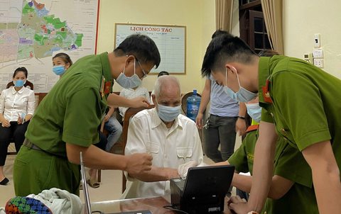 Sau vụ đại úy đứng nhìn tài xế bắt tội phạm, Công an Hà Nội chấn chỉnh cán bộ, chiến sĩ - Ảnh 2. Sau vụ đại úy đứng nhìn tài xế bắt tội phạm, Công an Hà Nội chấn chỉnh cán bộ, chiến sĩ - Ảnh 2.