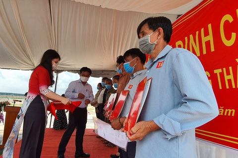 Bàn giao đất tái định cư cho 24 hộ dân ở dự án sân bay Long Thành - Ảnh 2. Bàn giao đất tái định cư cho 24 hộ dân ở dự án sân bay Long Thành - Ảnh 2.