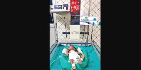 Em bé sơ sinh Ấn Độ chiến thắng nguy kịch COVID-19 - Ảnh 1. Em bé sơ sinh Ấn Độ chiến thắng nguy kịch COVID-19 - Ảnh 1.