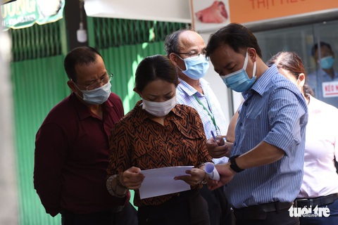 TP.HCM: Khoanh vùng, lấy mẫu người dân trong chợ Phú Nhuận - Ảnh 2. TP.HCM: Khoanh vùng, lấy mẫu người dân trong chợ Phú Nhuận - Ảnh 2.
