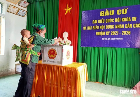 Cử tri miền núi xứ Nghệ địu con đi bầu cử sớm - Ảnh 1. Cử tri miền núi xứ Nghệ địu con đi bầu cử sớm - Ảnh 1.